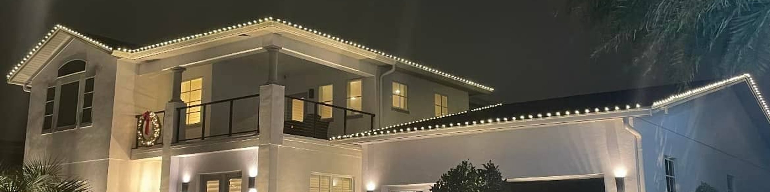 Tree and roofline holiday lighting